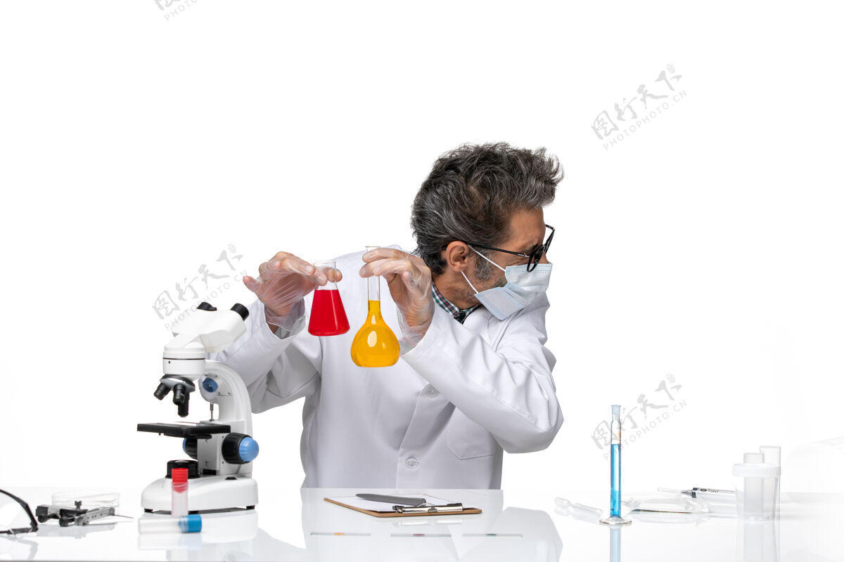 技术人员正面图中年科学家穿着特制的混合液套装化学视图人