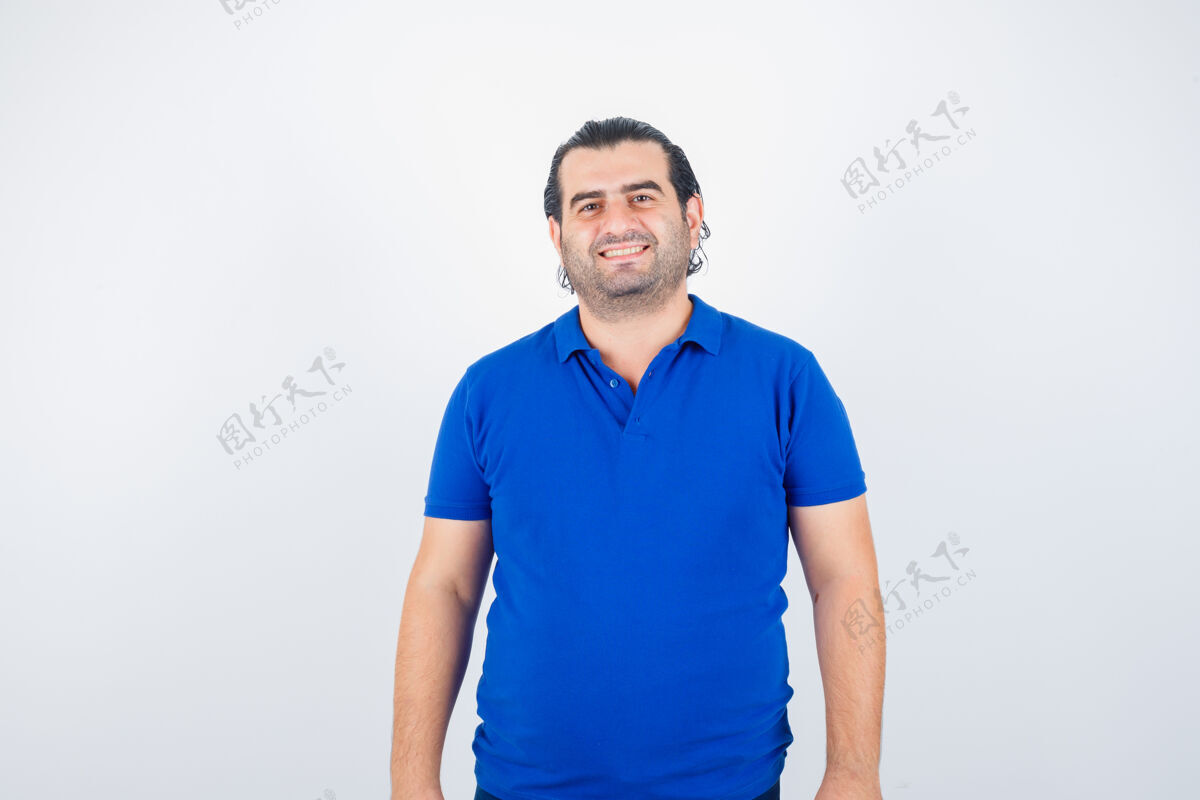 男性身着蓝色t恤的中年男子看着相机的肖像 看上去很开心年龄微笑人