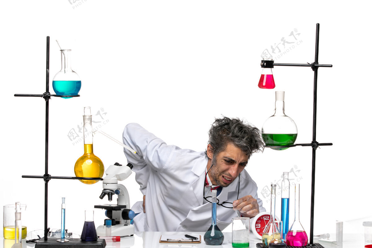 病毒正面图身穿白色医疗服的男科学家站在地上背痛实验室专业站