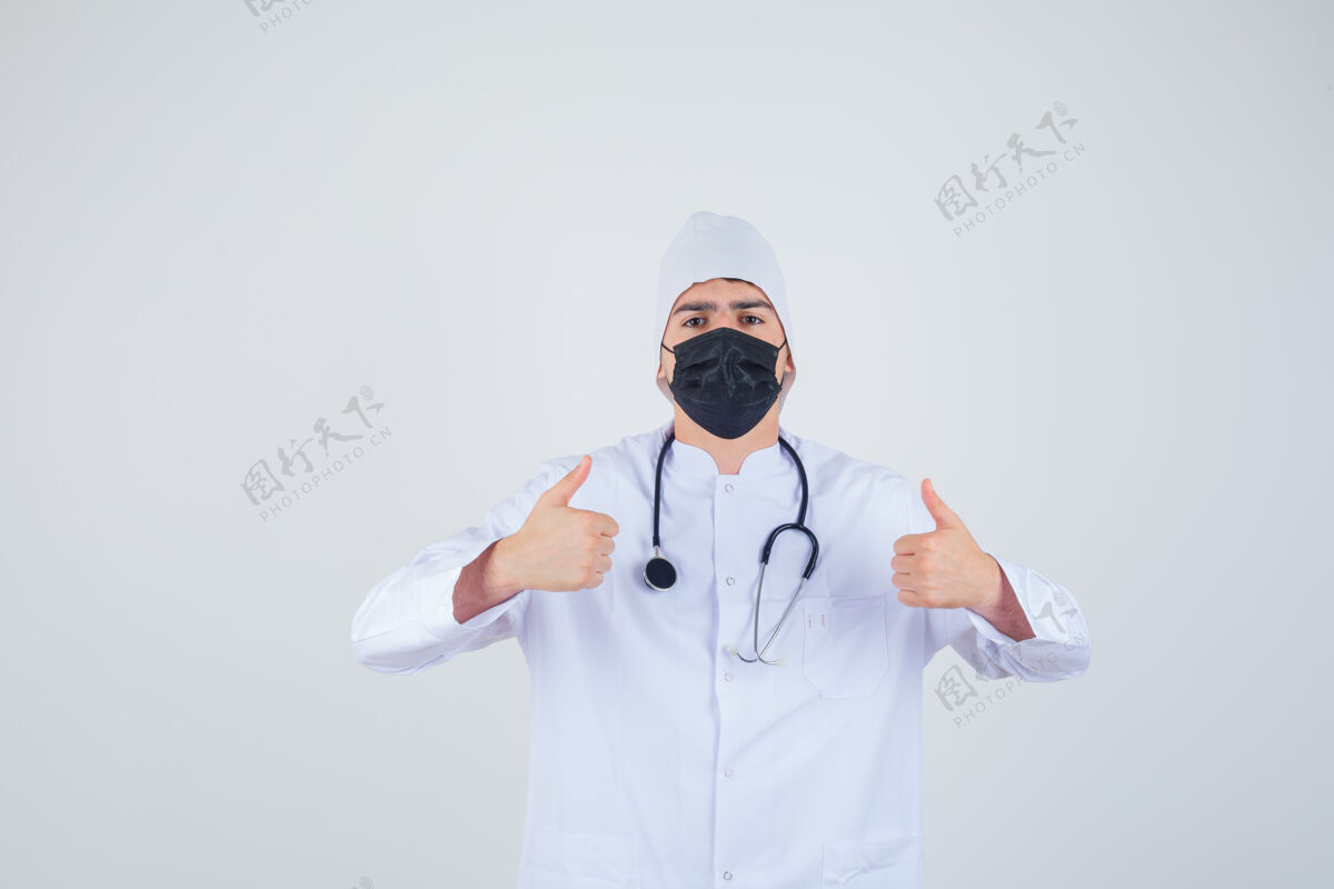 医学身穿白色制服的年轻人 戴着大拇指的面具 看上去很自信 正面照拇指制服人