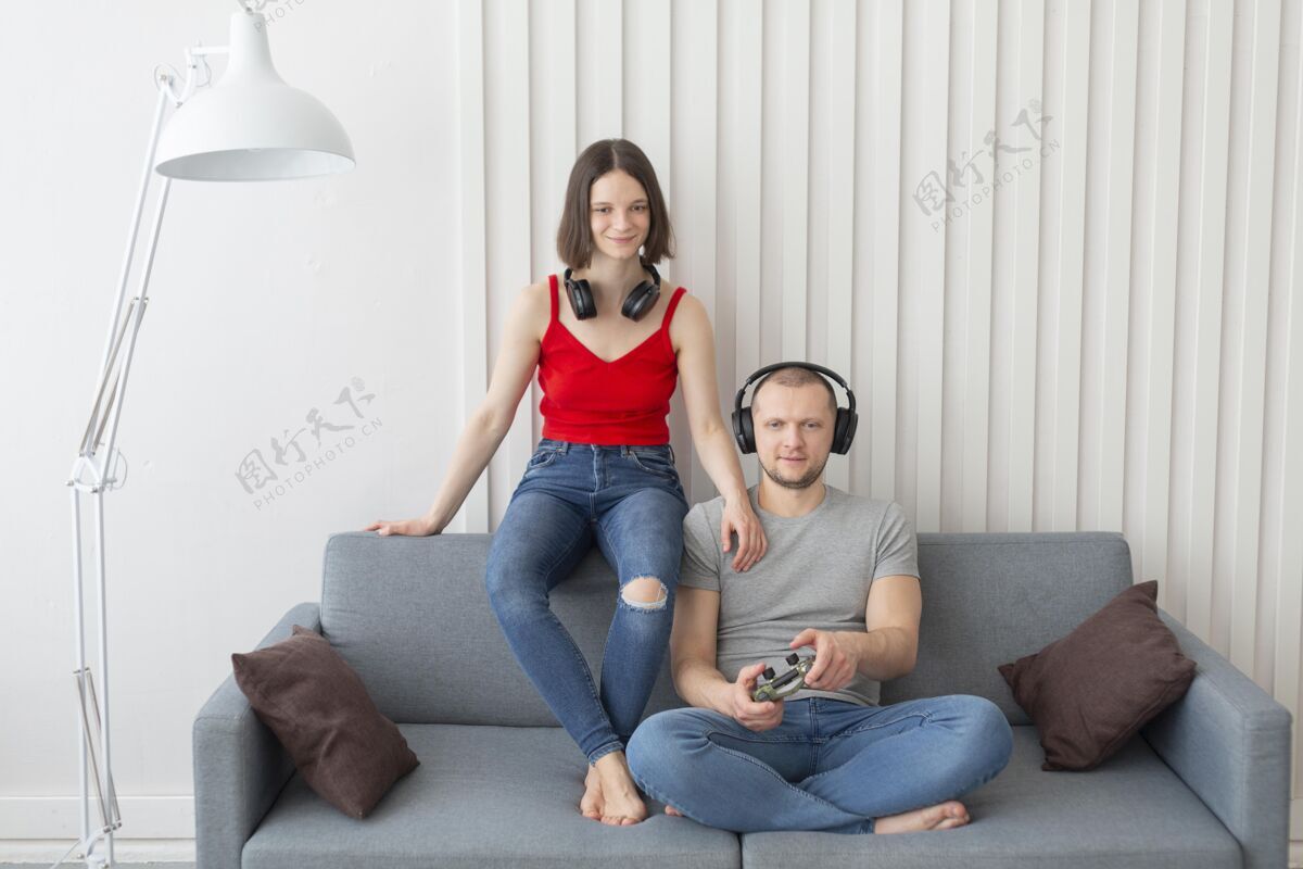 虚拟老婆和老公一起在家玩电子游戏乐趣技术享受