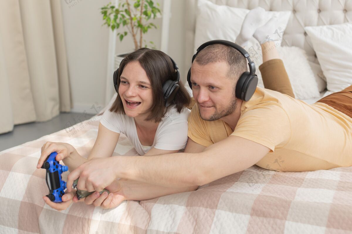 视频游戏夫妻在家一起玩电子游戏操纵杆玩家游戏