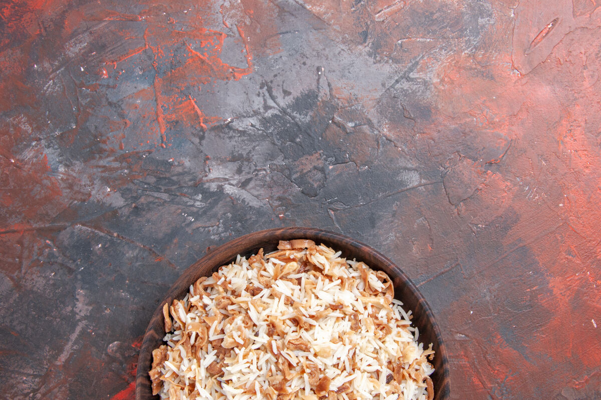面食顶视图米饭与面团片在黑暗的表面菜黑暗的食物面食荷兰烤箱表面材料