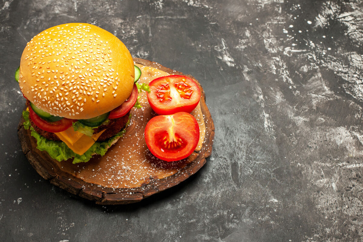 盘子半俯视肉类汉堡与蔬菜在黑暗的表面面包快餐三明治可食用水果汉堡肉新鲜