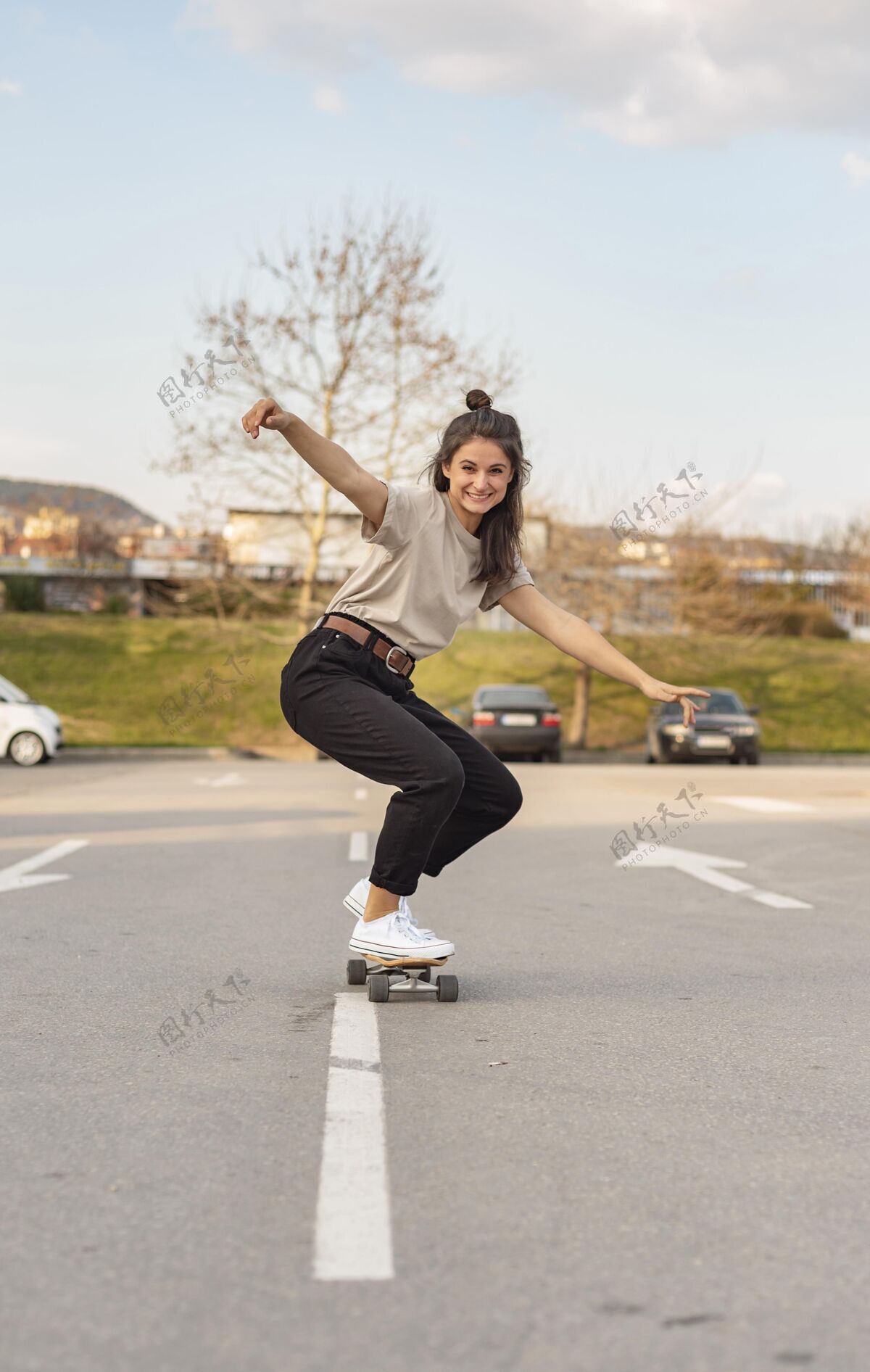 爱好玩滑板的年轻女子年轻人滑板女人