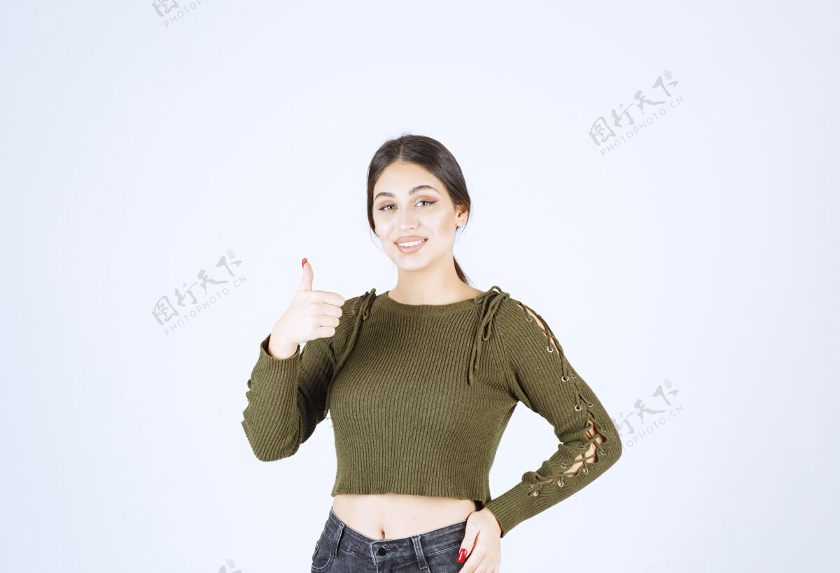 美丽美丽的微笑的女人在白色背景上竖起大拇指女性女孩手势