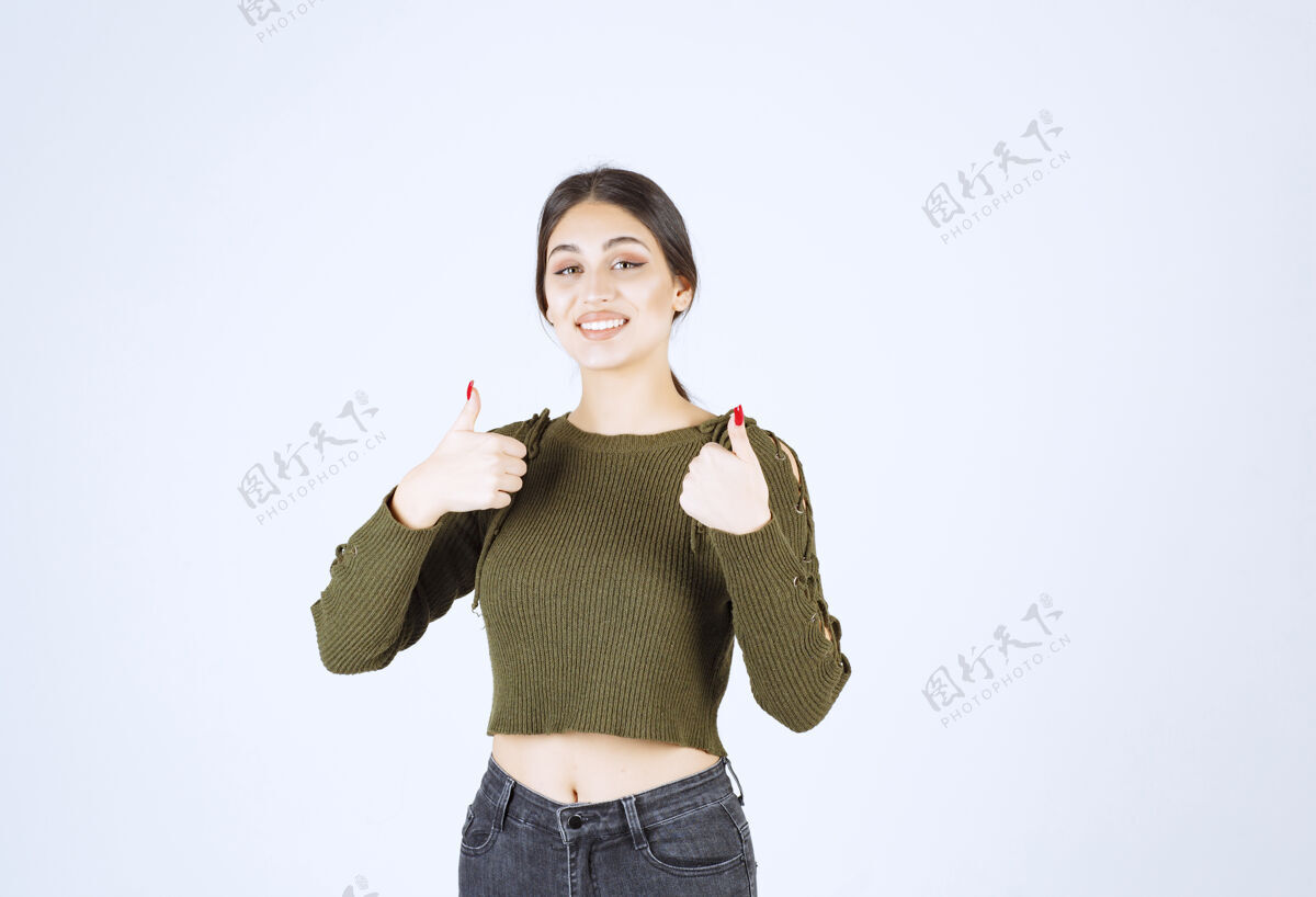 女人一位年轻美女模特竖起大拇指的画像人类美丽姿势