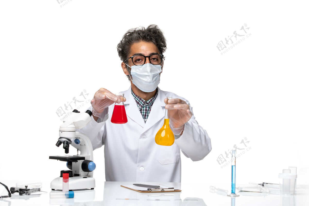 实验正面图中年科学家穿着特制的混合液套装科学溶液混合