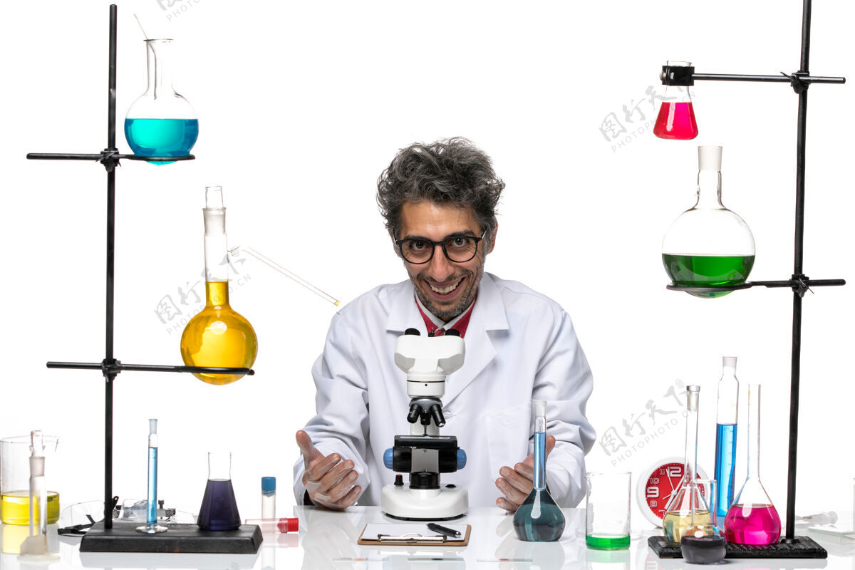 科学正面图身着白色医疗服的男科学家微笑着微笑化学人