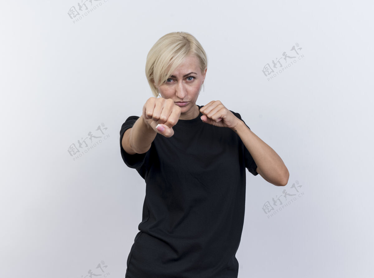 白人自信的中年金发斯拉夫女人看着摄像机做拳击动作 在白色背景下与复制空间隔离手势金发模仿
