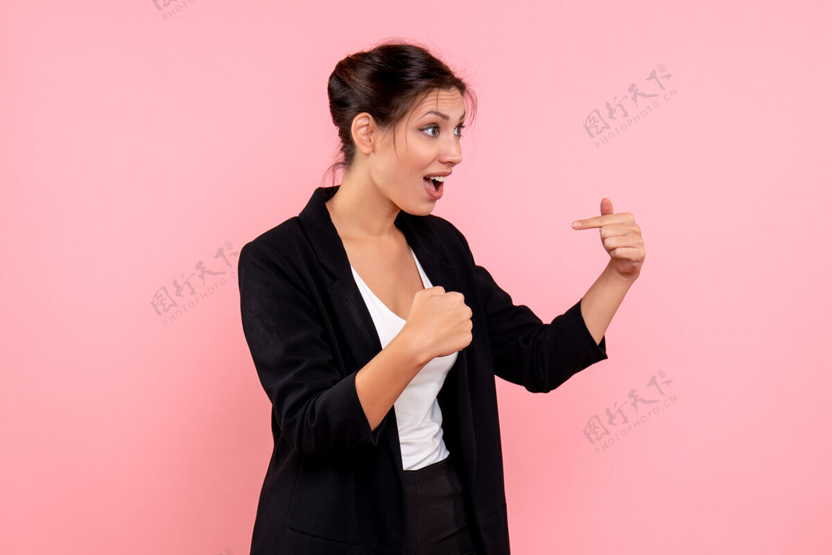 商务女士正面图：年轻漂亮的女性 穿着粉色背景的深色夹克职业肖像正面