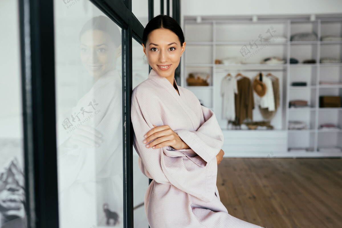 美容一个穿着浴衣在室内摆姿势的美丽健康的女人的肖像姿势护理清洁