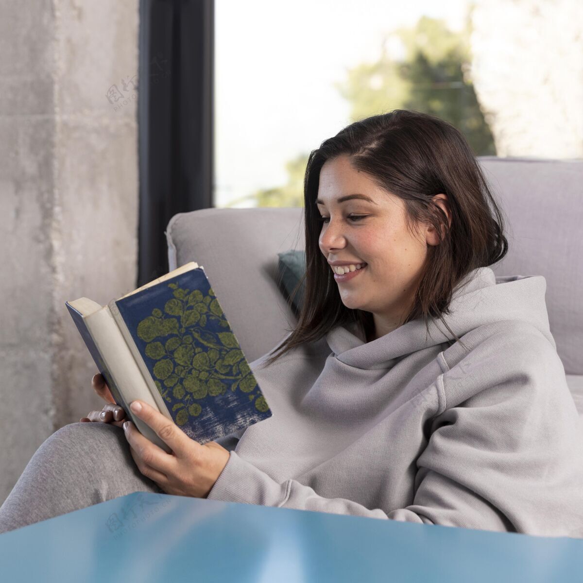 女人女人在家看书休闲阅读模特