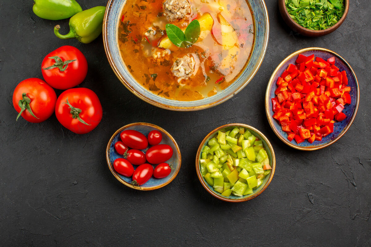 午餐俯瞰美味的肉汤与新鲜蔬菜在一个黑暗的餐桌上的食物照片彩色菜美味的肉汤美食碗