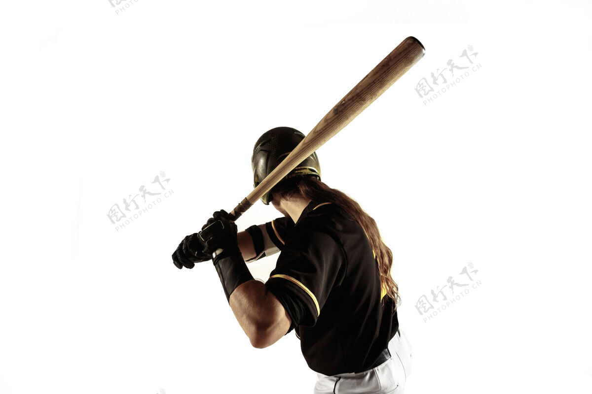 挥杆棒球运动员 穿着黑色制服的投手 在白色背景下练习和训练力量比赛赢家