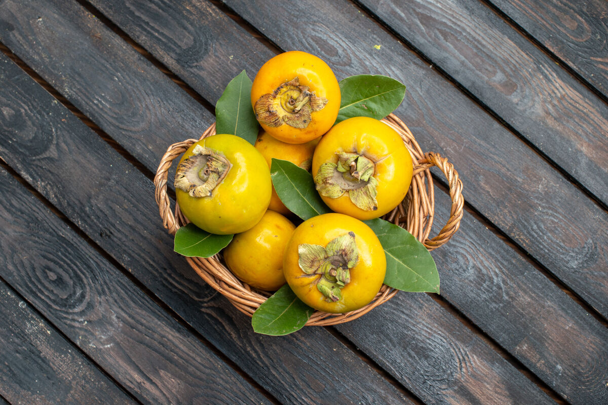食品顶视图新鲜的柿子成熟甜美的水果放在木质质朴的餐桌上 水果醇厚浆果木材成熟