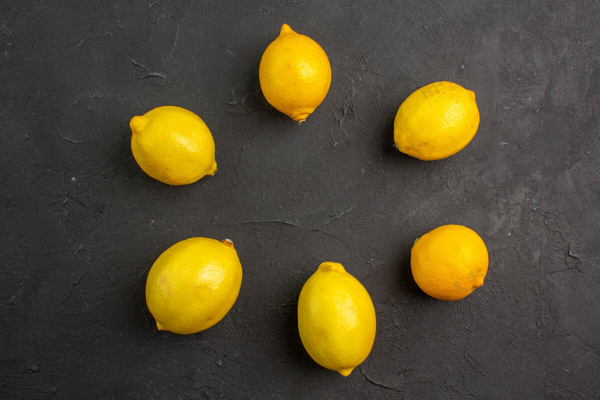 平铺顶视图新鲜柠檬衬在深色桌子上柑橘黄色水果异国情调异国风味深色多汁