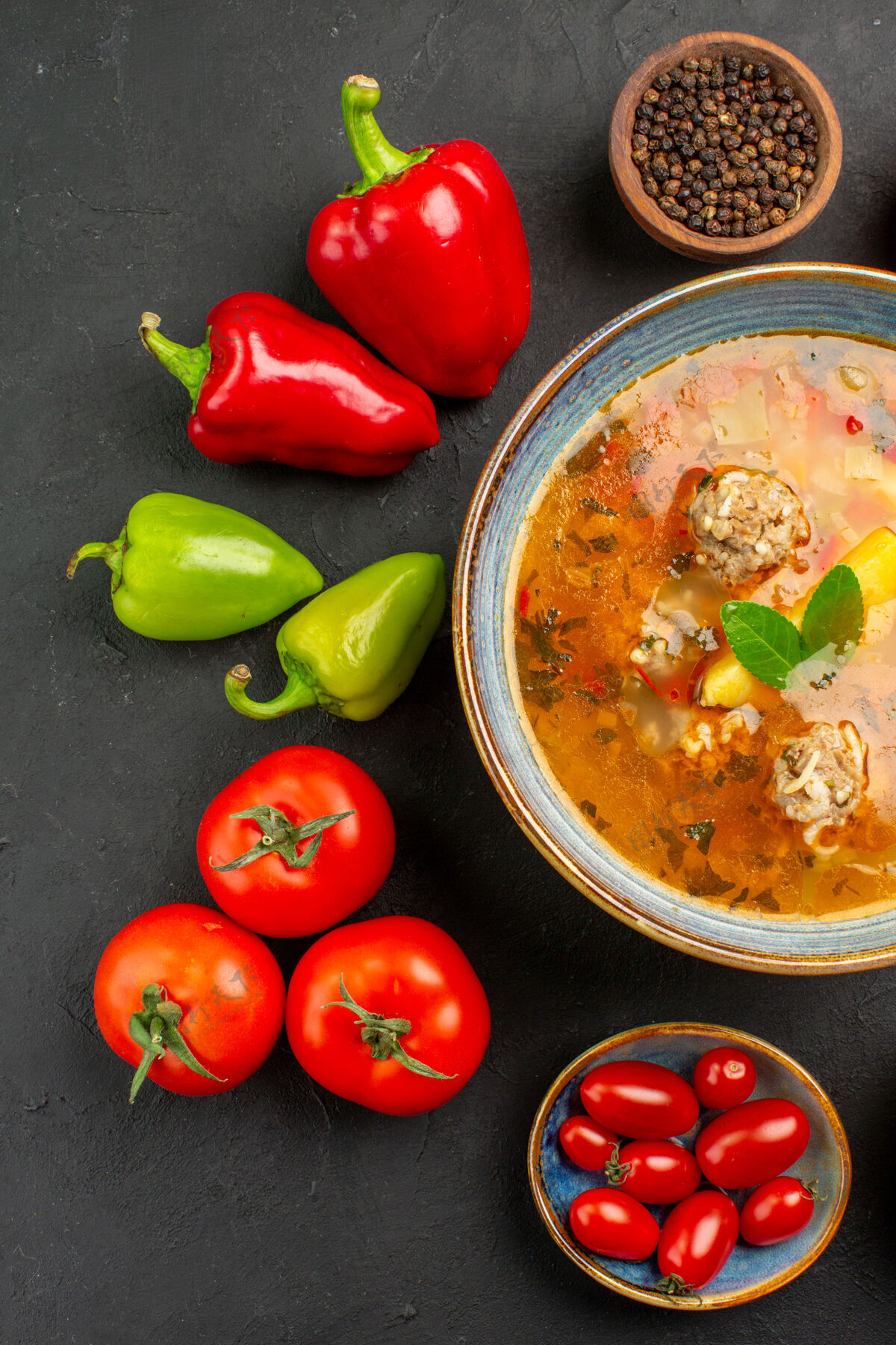 素食俯瞰美味的肉汤配上新鲜蔬菜上一道深色餐桌上的菜肴照片美食青椒健康黑