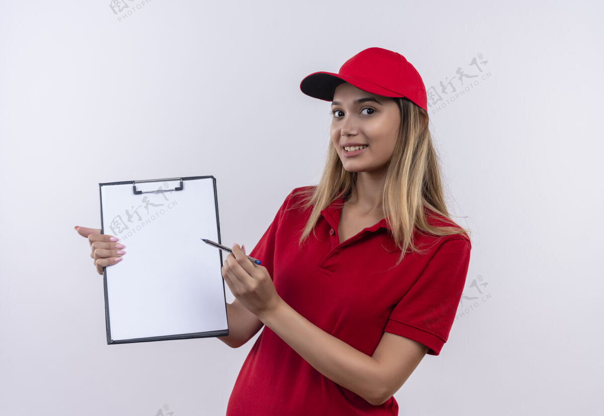 送货年轻的送货女孩穿着红色制服 戴着帽子 拿着剪贴板和笔 隔离在白色的墙上请穿年轻制服