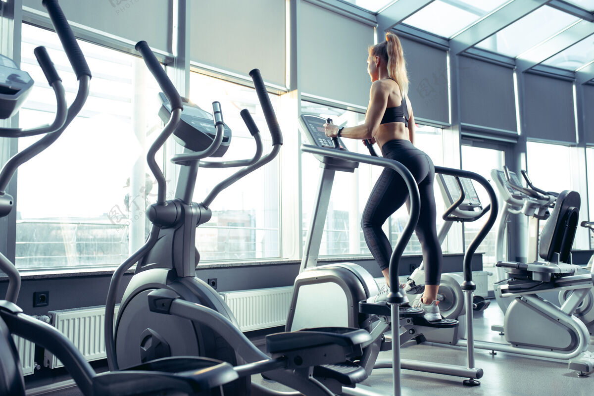 物理年轻肌肉发达的白人妇女在健身房练习 做有氧运动运动女模特做力量练习 训练她的上身健康运动员健身