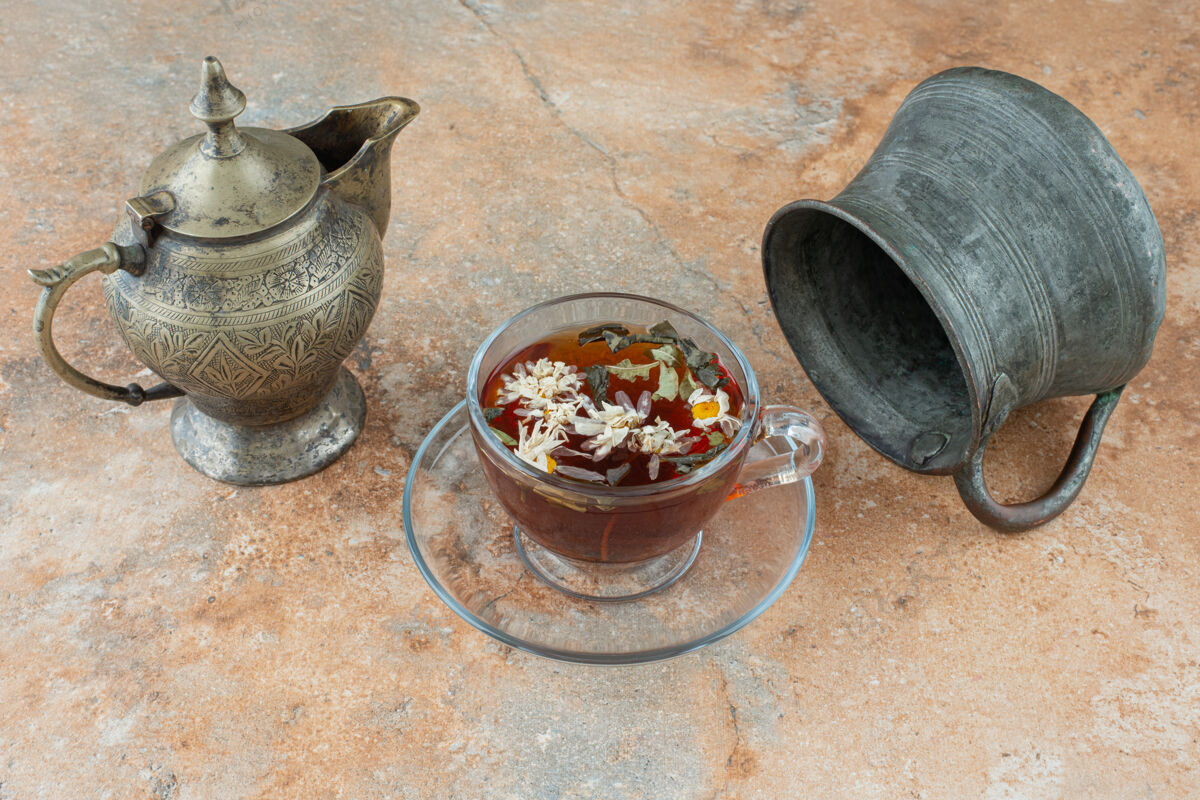 香气两个古老的茶壶与凉茶大理石背景美味的美味茶