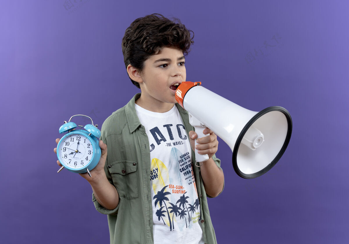 壁板看着旁边的小男生用喇叭说话 把闹钟隔在紫色的墙上说话闹钟小男孩