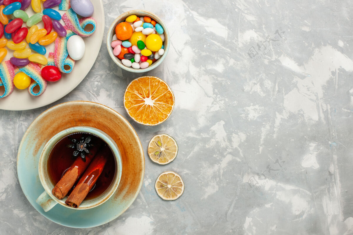 可口俯瞰美味的彩色糖果与果酱和一杯茶在白色的表面糖含糖生的