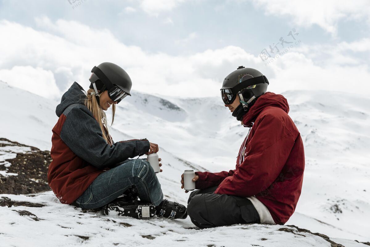 滑雪全副武装的人坐在山上运动雪冬季