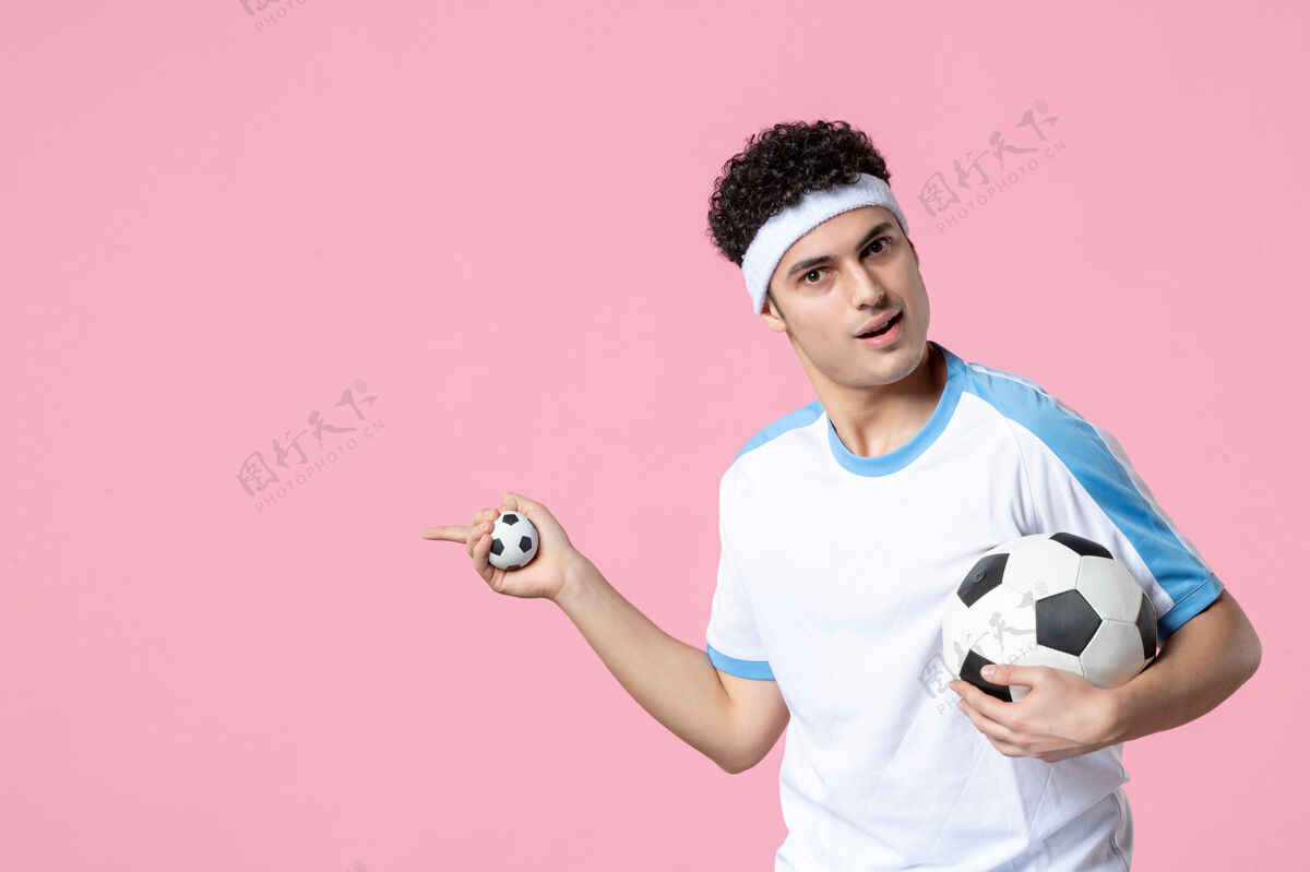 快乐前视图穿着运动服的足球运动员拿着球人球员人