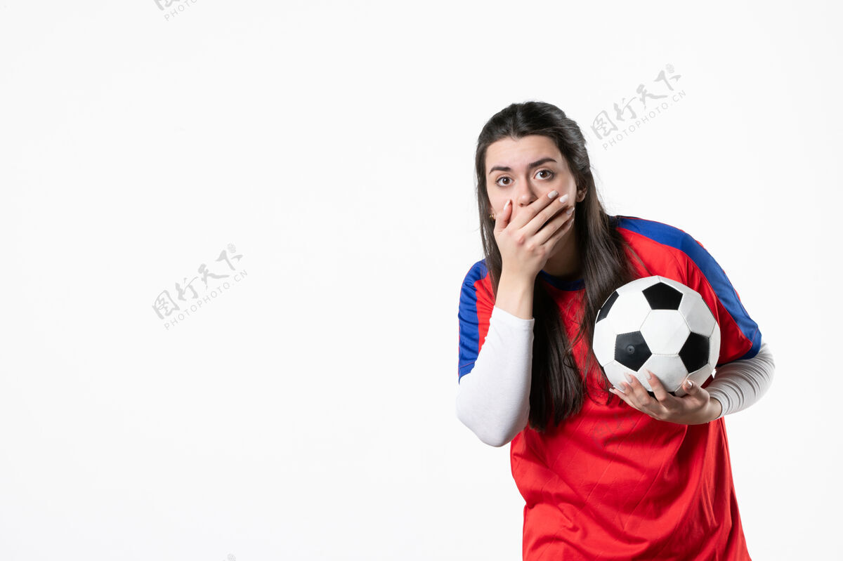 视图前视图震惊了穿着运动服拿着足球的年轻女性人比赛前面