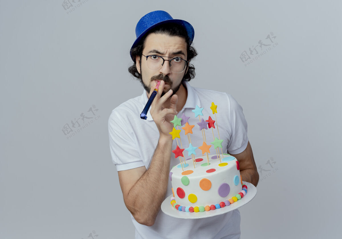 帅哥一个戴着眼镜 戴着蓝帽子 拿着蛋糕 吹着哨子的严厉的帅哥 孤零零地站在白衣上哨子穿帽子