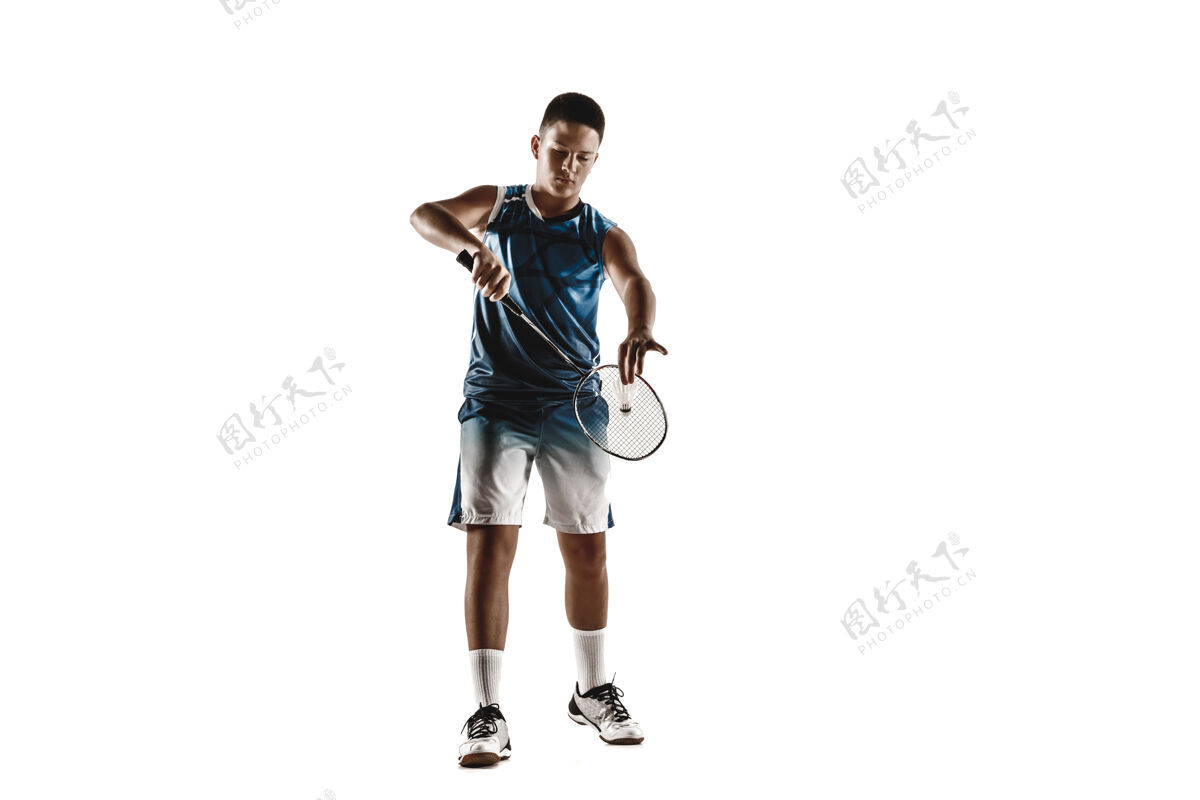 剪裁在白色背景上打羽毛球的小男孩肖像游戏运动装