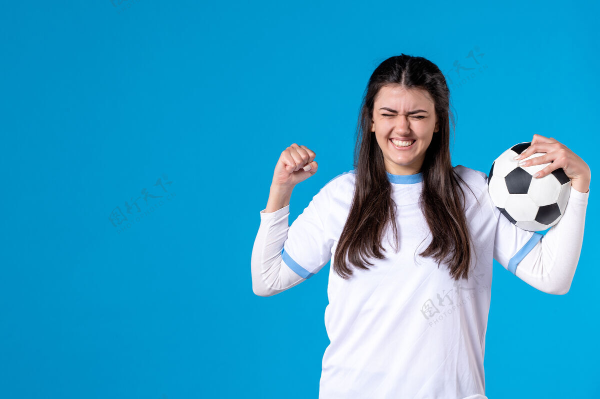 快乐前视图情绪化的年轻女子拿着足球漂亮视图肖像