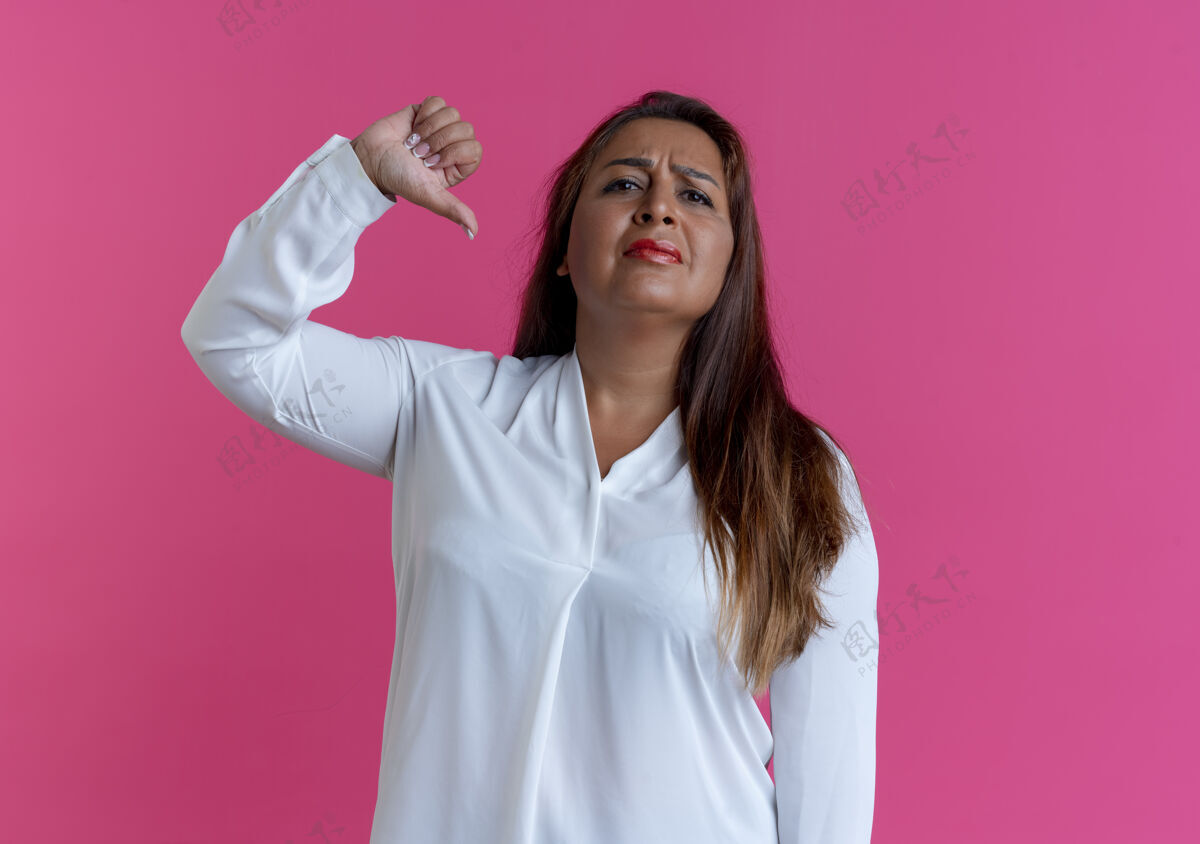 女人悲伤随意的白种中年妇女 她的大拇指落在粉红色的上面粉色拇指中年