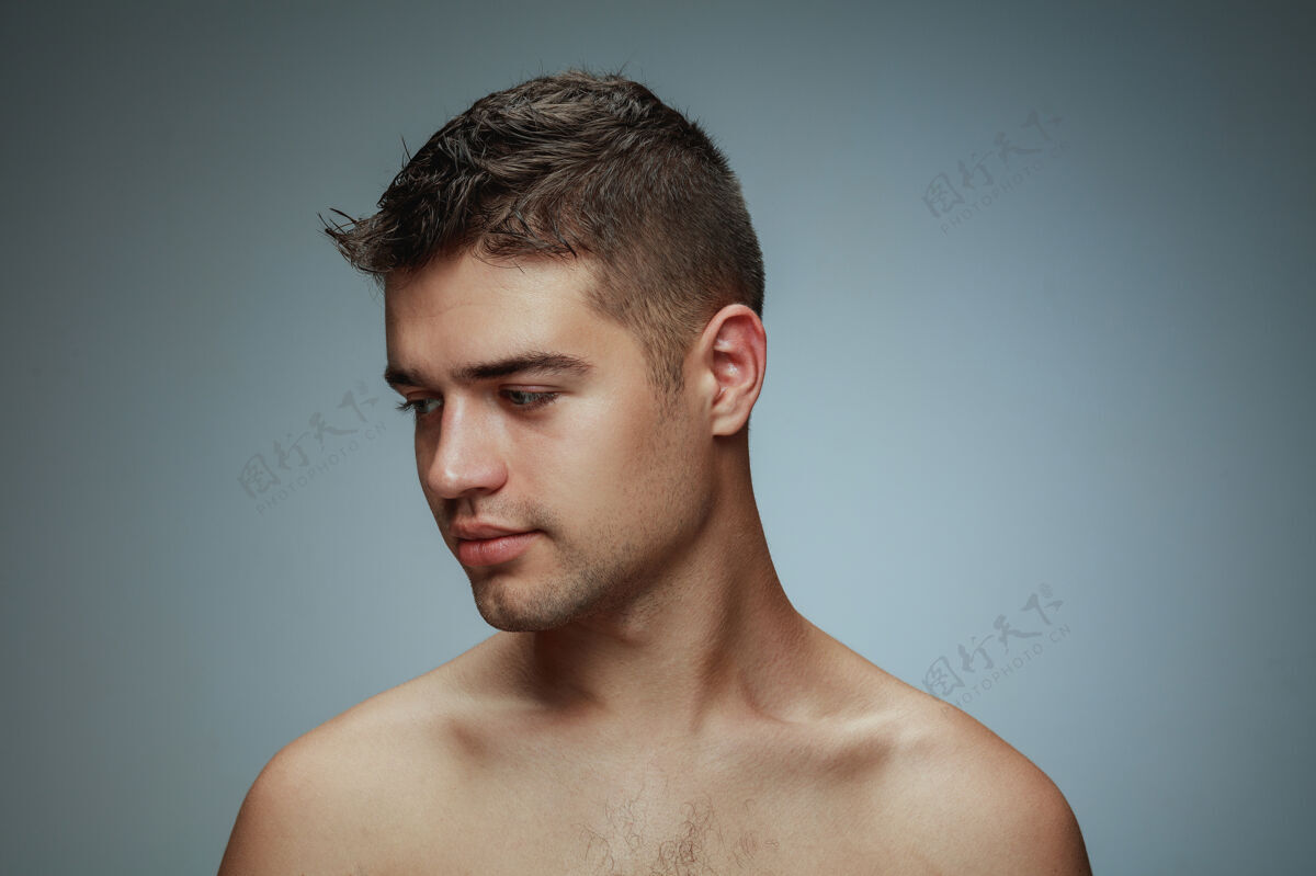 干净隔离在灰色背景上的赤膊青年的肖像白种人健康的男模在一旁摆姿势理发师年轻人