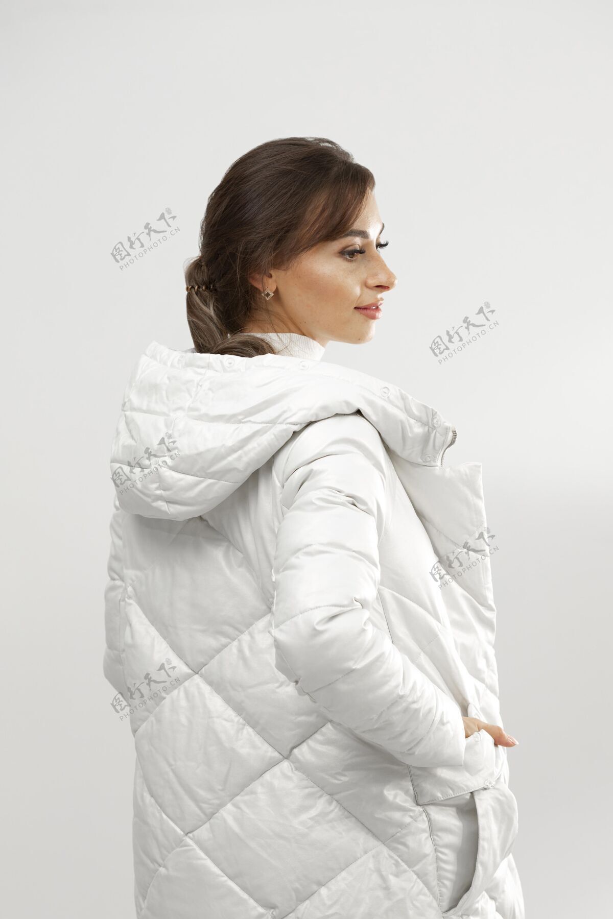 品牌中镜头女人展示冬季夹克模型冬天中镜头