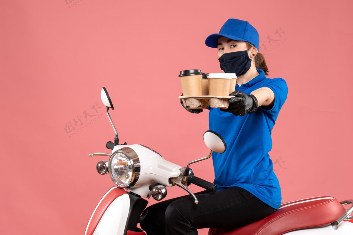 制服正面是戴着面具的女快递员 粉色的咖啡色女信使工作摩托车
