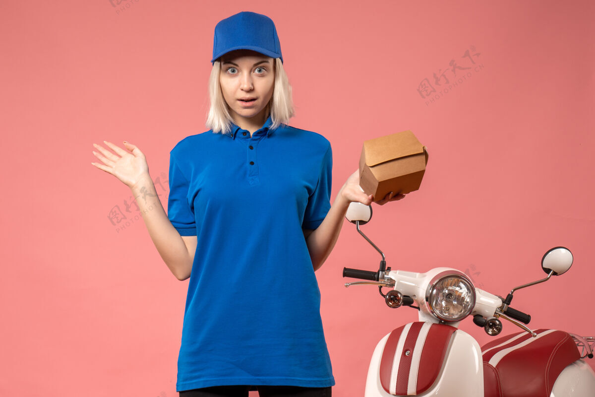 帽子正面图女快递员拿着粉红色的小食品包肖像高尔夫球手包装