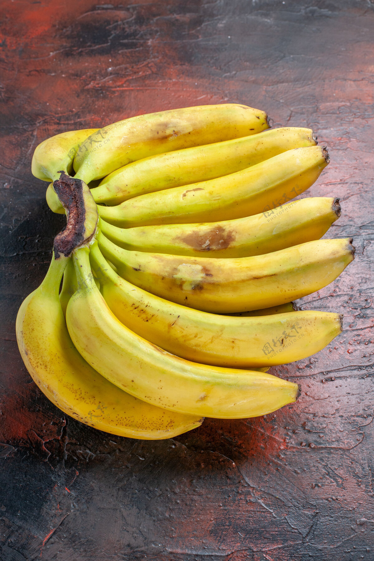 营养顶视图黄色香蕉在黑暗的背景很多黄色香蕉背景