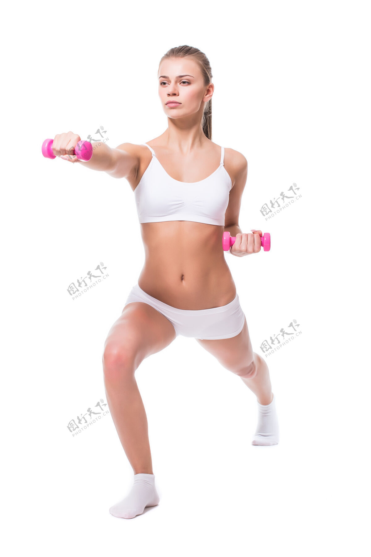运动一个年轻的女人拿着一个杜姆贝尔 孤立在白色背景上强壮健身诱惑
