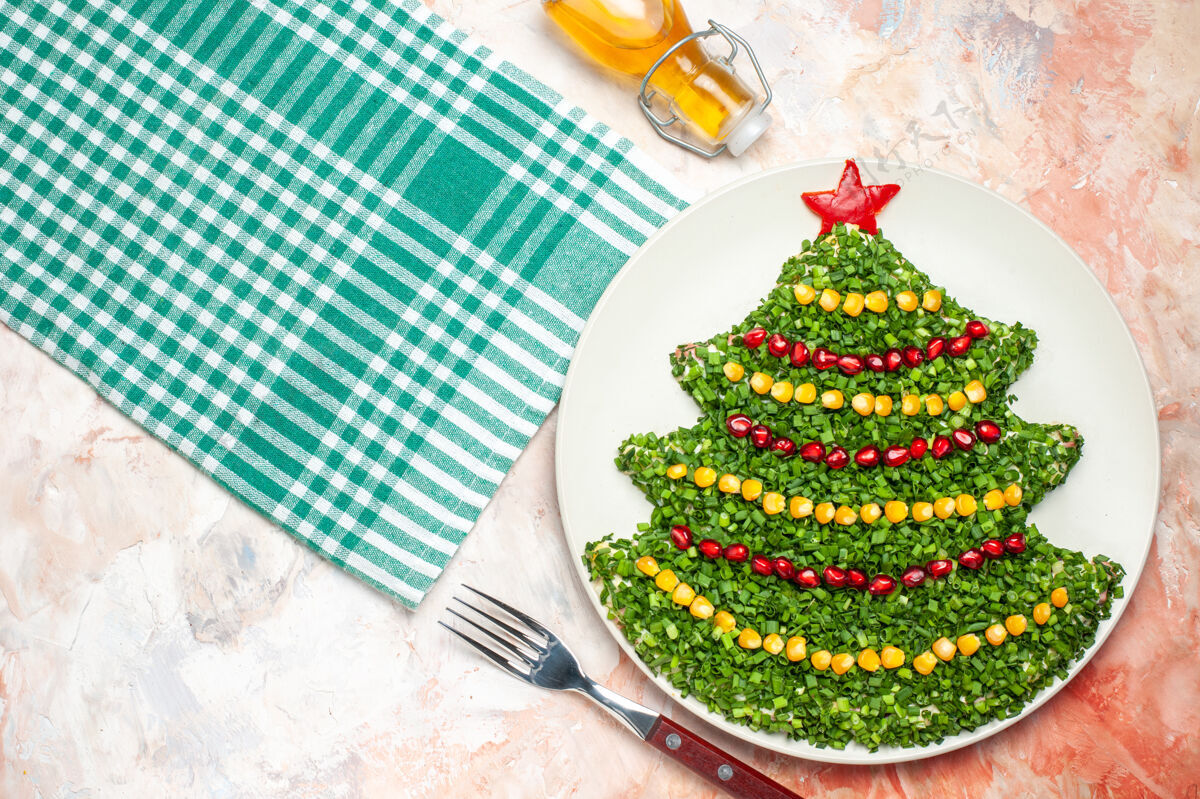 冷杉顶视图美味的蔬菜沙拉在新年树形状的光背景光餐健康
