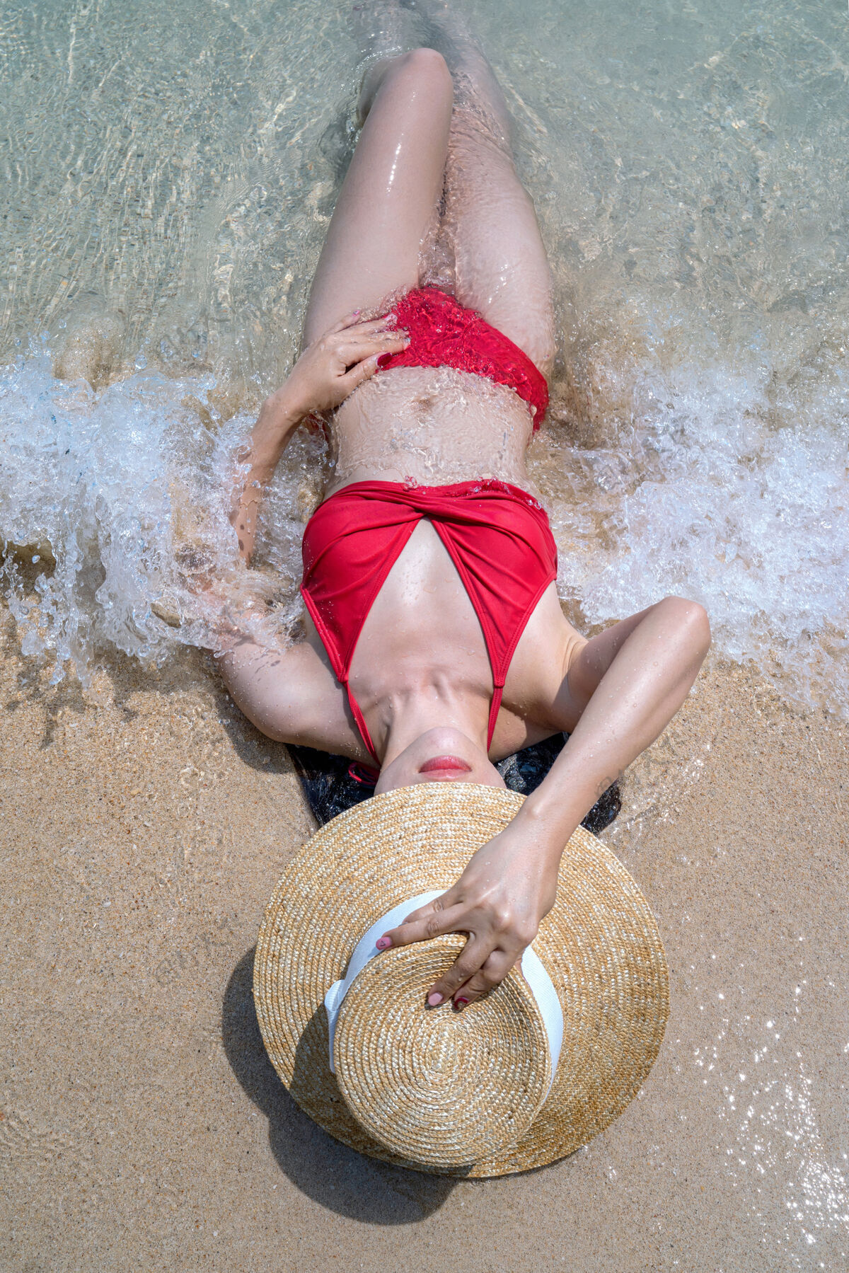 泰国穿比基尼的女人在沙滩上放松 泰国的铁路天空模特岛屿