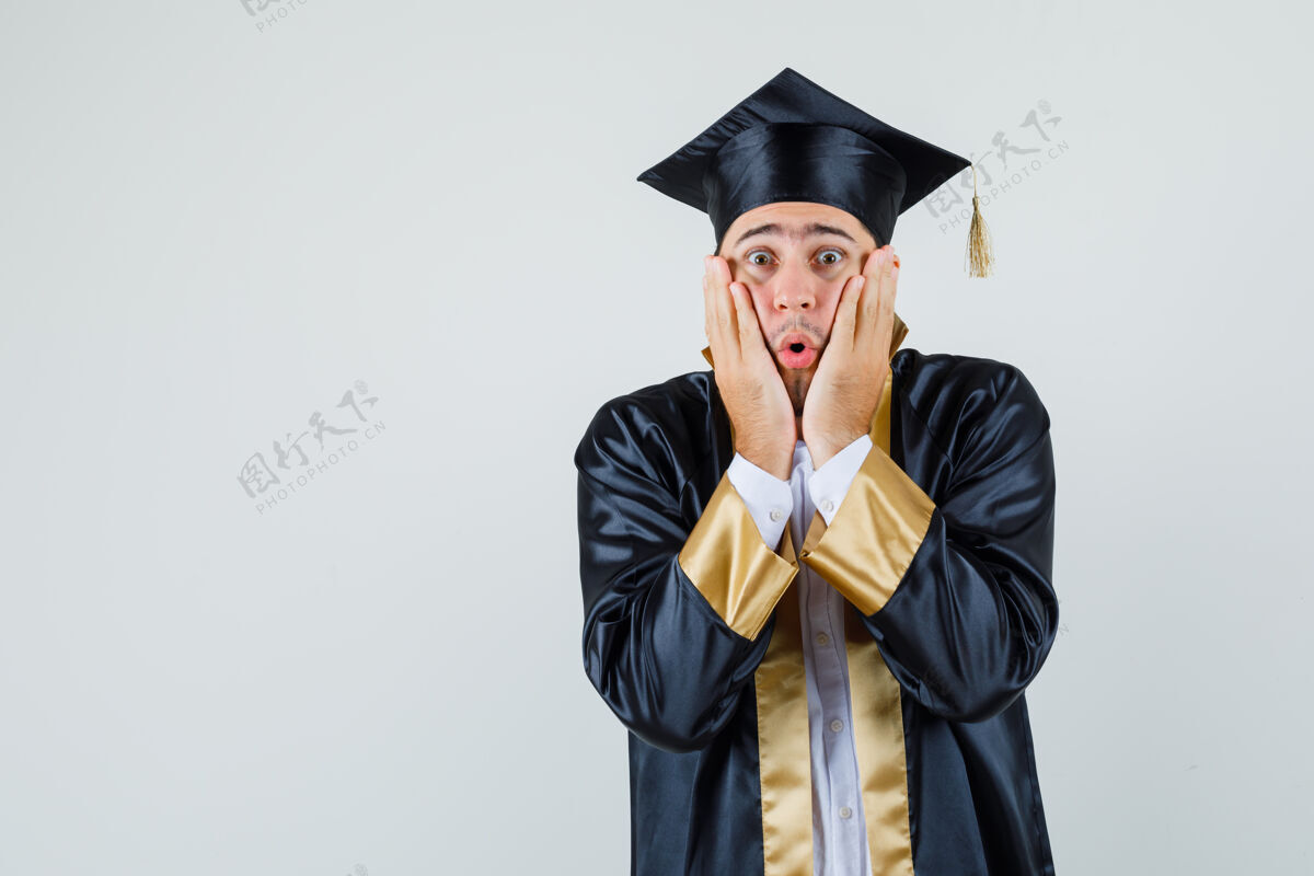 成年人年轻人手拉着毕业服上的脸颊 神情焦急 前视男人胡须欢呼