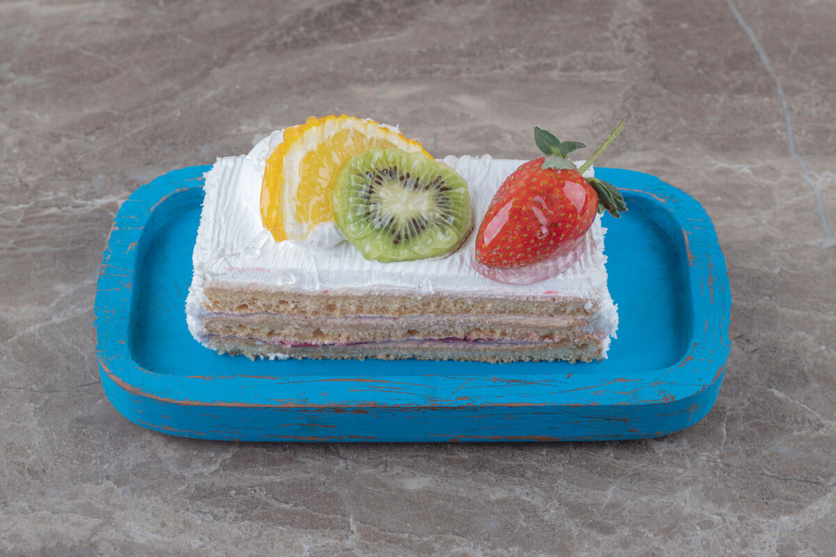 拼盘在大理石上的盘子上放上水果馅的小蛋糕片顶部甜点烘焙