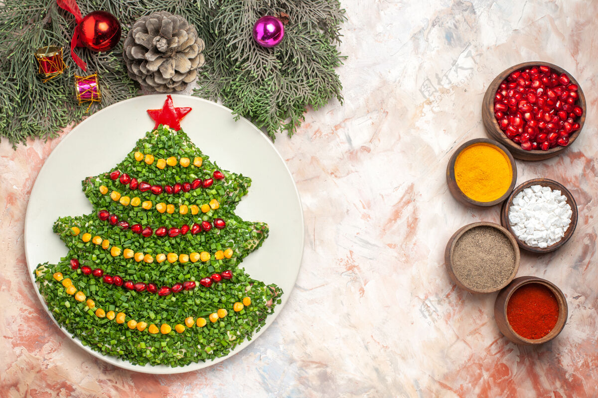年顶视图美味的节日沙拉在新年树形状与调味品在灯光背景饭背景新的