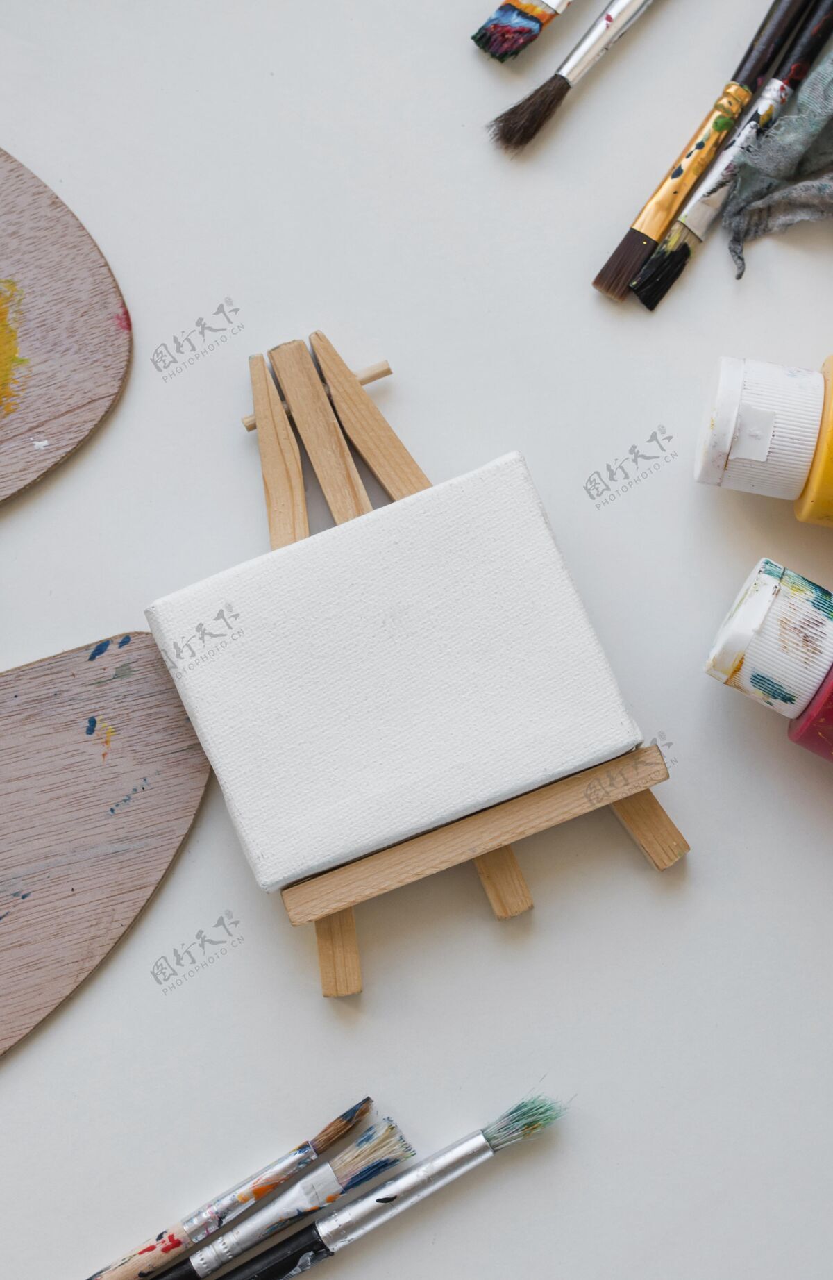 艺术家桌上的艺术家道具特写顶视图平面布局