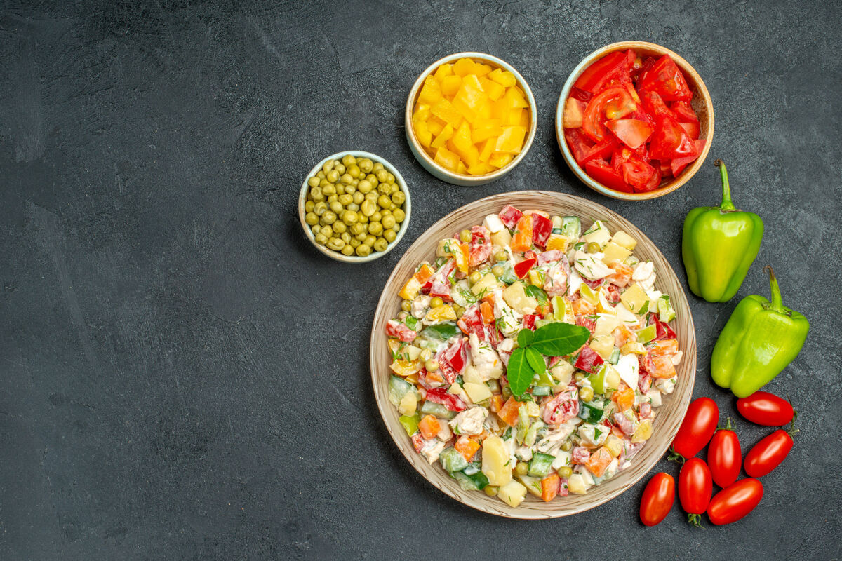 美味蔬菜沙拉的俯视图 不同的蔬菜放在一边 在灰色背景的左侧有文本的自由空间盘子晚餐蔬菜