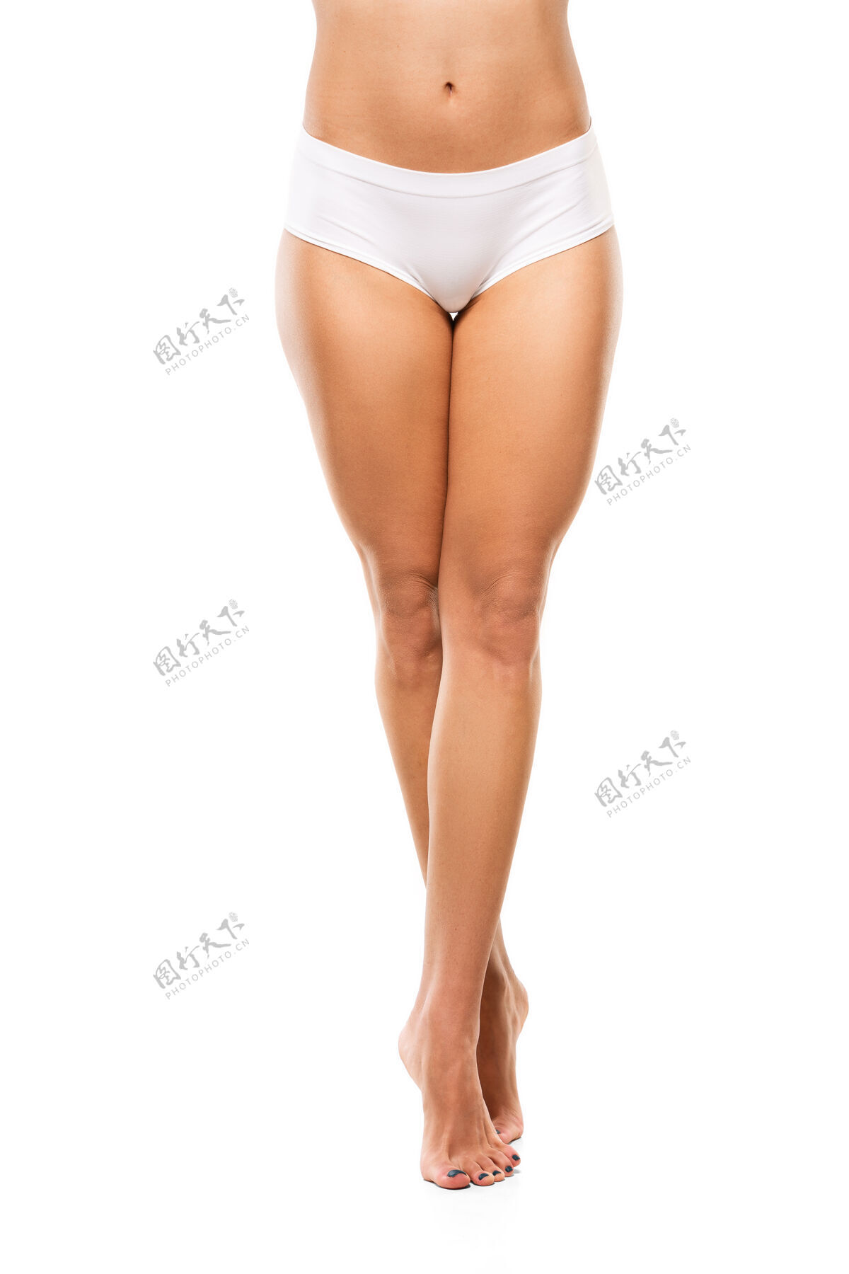 水疗美丽的女性腿和腹部隔离在白墙上皮肤裸体手臂