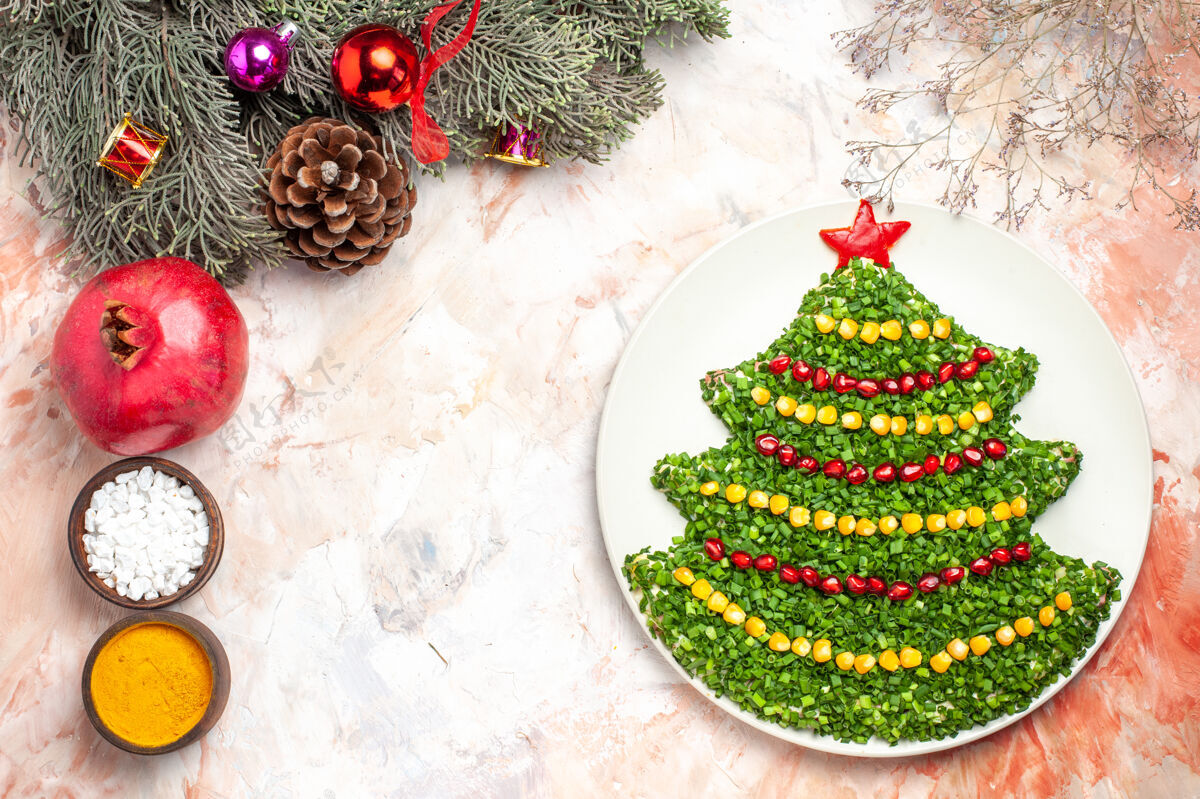 礼物顶视图美味的绿色沙拉在新年树形状与调味品在轻背景灯光形状新年