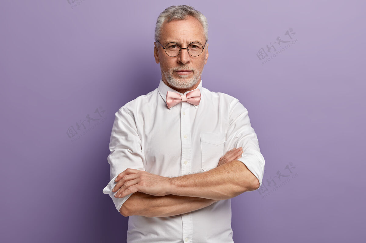 老人穿白衬衫和粉色领结的老人人衬衫肖像